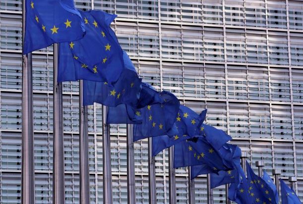 أعلام الاتحاد الأوروبي خارج المفوضية الأوروبية في بروكسل يوم 19 فبراير 2020. تصوير: إيف هيرمان - رويترز.